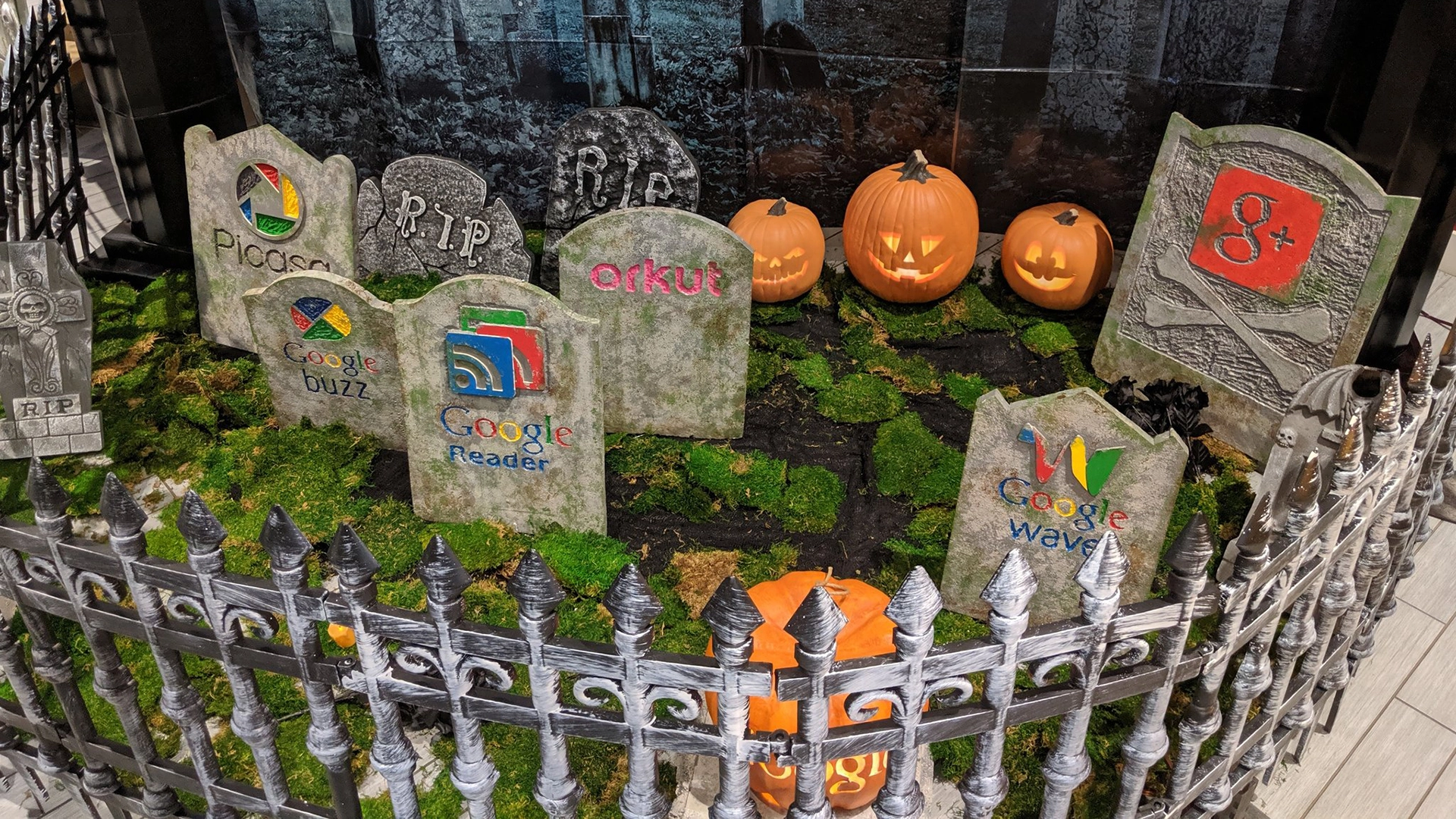 Google-Graveyard-Halloween-2019-Hero